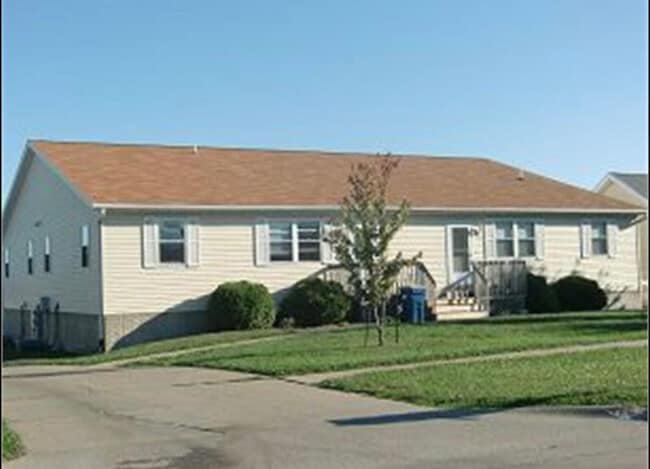 3015 Harmony Ln unit 104, Muscatine, IA 52761 - photo 2