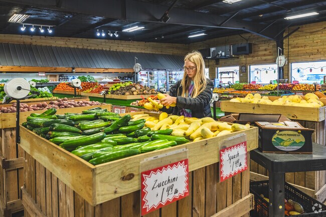 Lil' Brian's Produce offers Bell Aire residents an excellent selection.