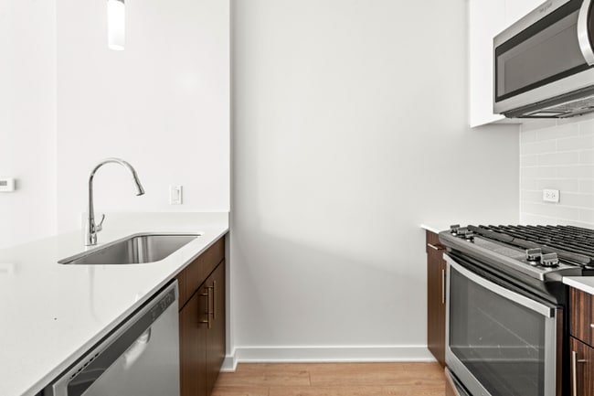 182 N Garland Ct, Chicago, IL 60601 - photo 5