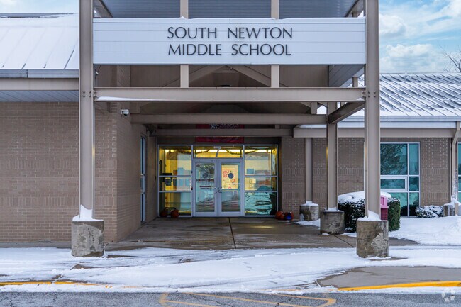 South Newton Middle School has 189 students and serves grades 6-8.