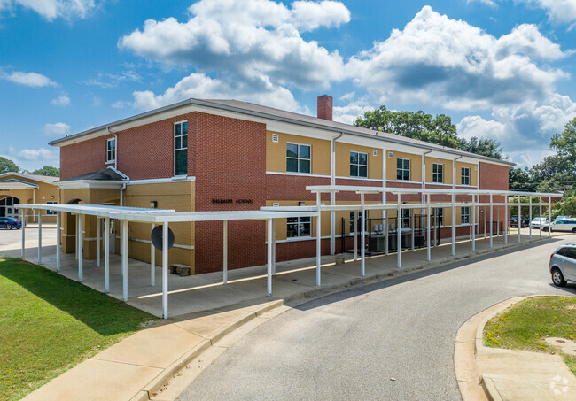 Dalraida Elementary School has a student-teacher ratio of 17 to 1.