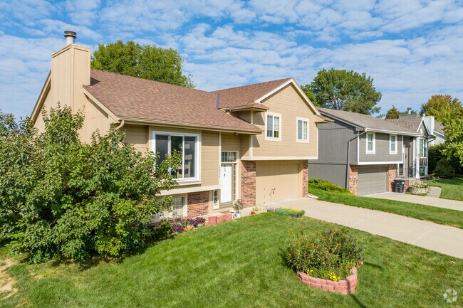 Raised ranch and split‑entry homes frequently line Tranquility View’s streets.