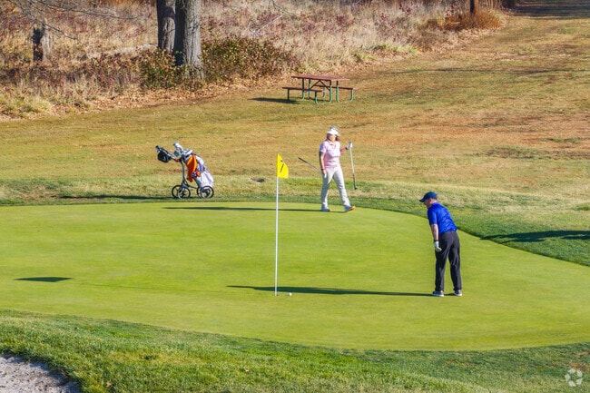 Highland Park locals enjoy easy access to Oxford Valley Golf Course.