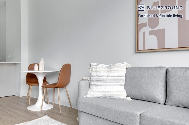 808 W Van Buren St unit FL6-ID530, Chicago, IL 60661 - photo 3