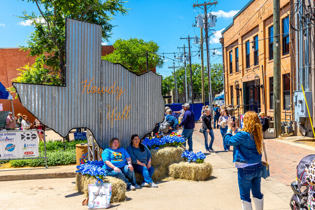 Residents of Ennis love taking photos in front of the Texas-shaped signage with the unofficial slogan 'Howdy Y'all.'