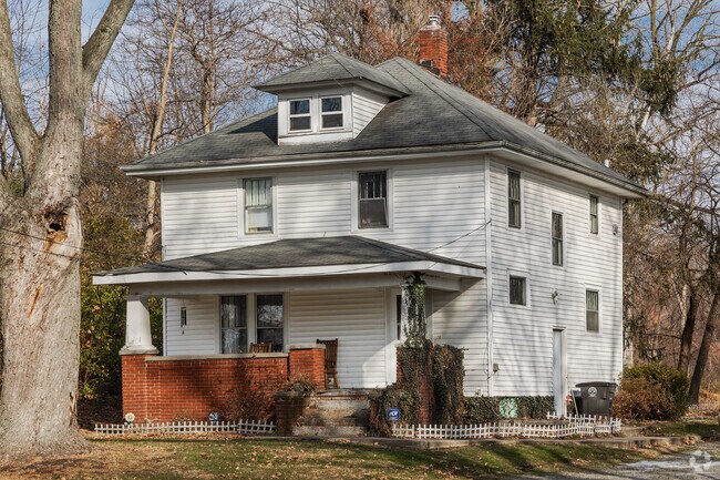 Shoaff Park in Fort Wayne has gorgeous four square style homes.