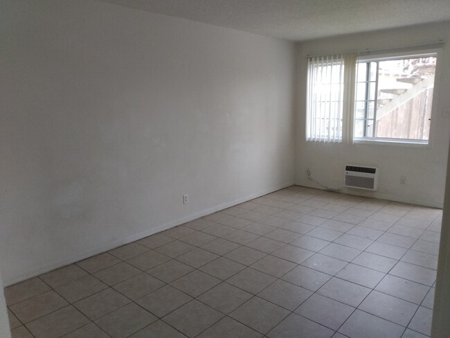 3720 E Clay Ave unit D, Fresno, CA 93702 - photo 4