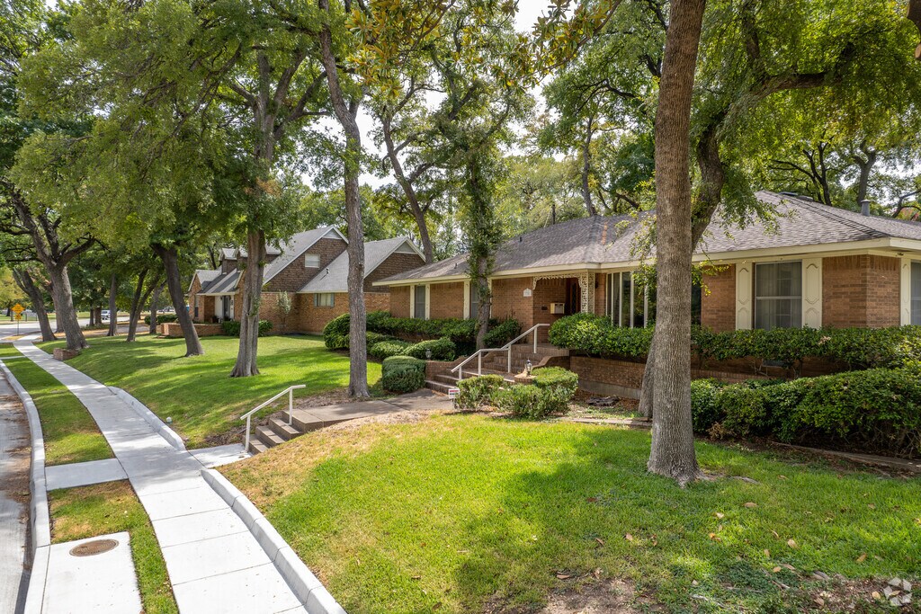 About Axe Schools, Demographics, Things to Do