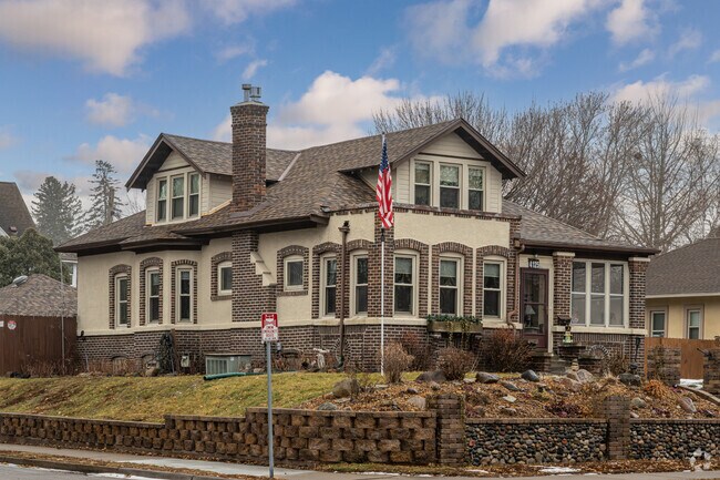 Stucco homes with brick accents can be found in a variety of styles around Minnehaha.