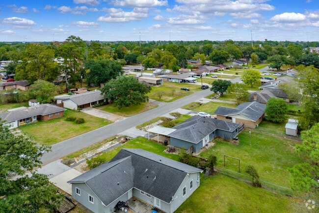 The square footage of homes in Vidor ranges from 1,000 to 4,000 square feet.