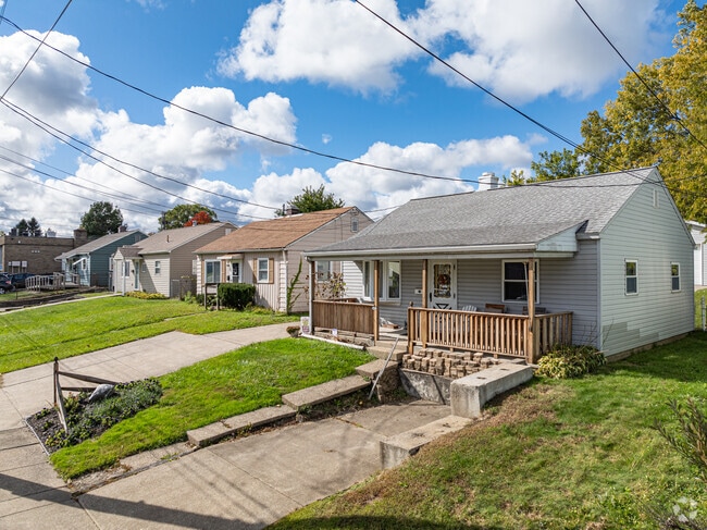 Cape Cod style homes are very popular in the residential areas of Pulaski Lighthouse.