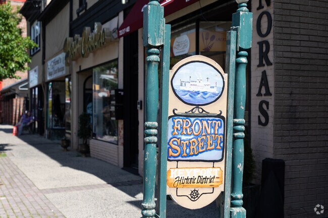 Keyport’s historic business district features shops, services and local eateries.