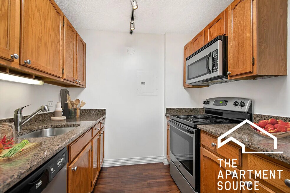 100 W Chestnut St unit 702, Chicago, IL 60610 - photo 1