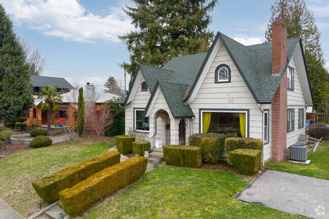 Single family homes with trimmed bushes in Arbor Lodge, Oregon.