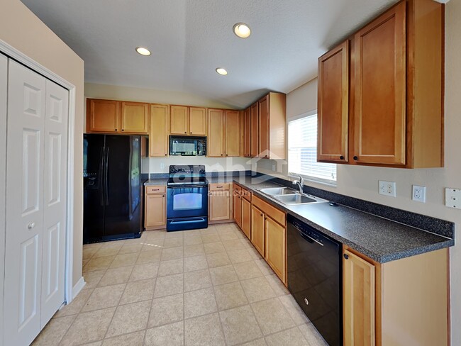 34842 Marsh Glen Ct, Zephyrhills, FL 33541 - photo 3