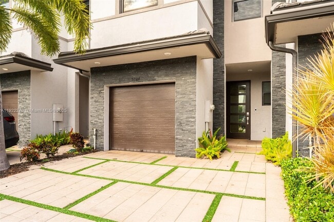 15824 NW 91st Ct, Miami Lakes, FL 33018 - photo 2