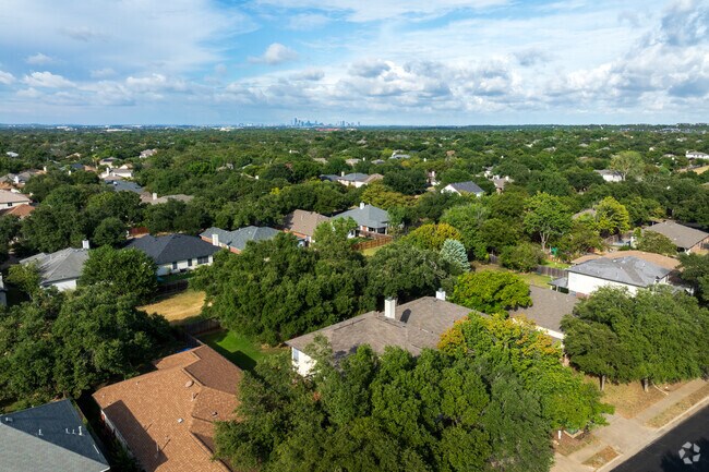 Near MoPac (TX-1), Sendera offers easy commutes across Austin.