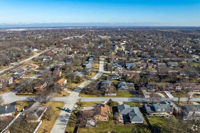 Ishnala features winding roads that give it a small town charm.