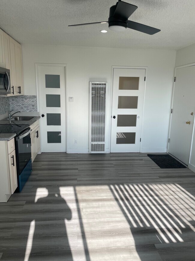 305 E Plymouth St unit A, Inglewood, CA 90302 - photo 2