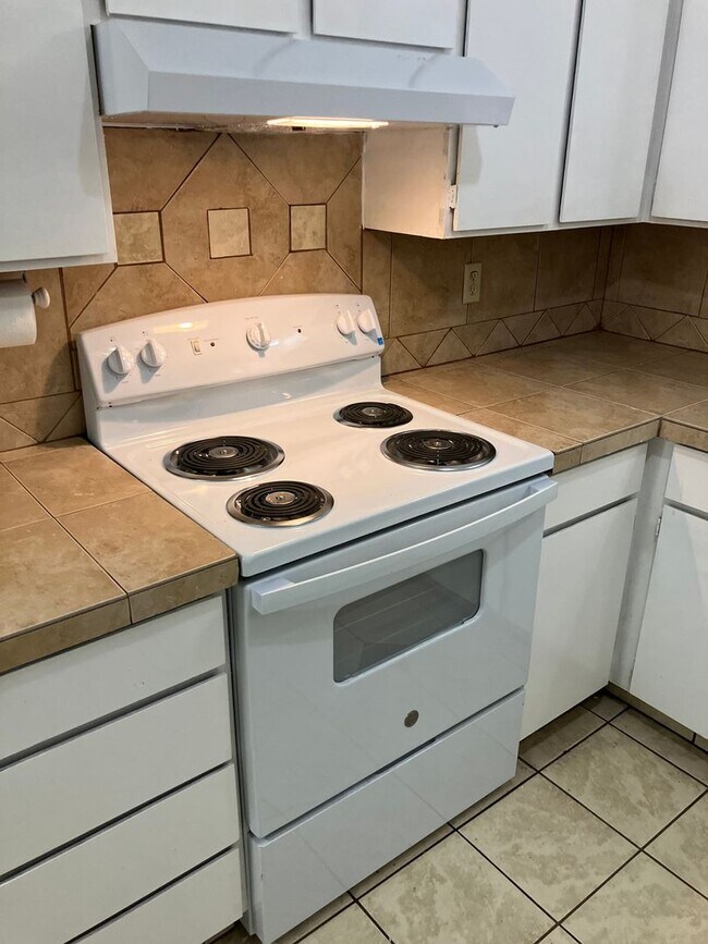 2429 NE Saratoga St, Portland, OR 97211 - photo 3