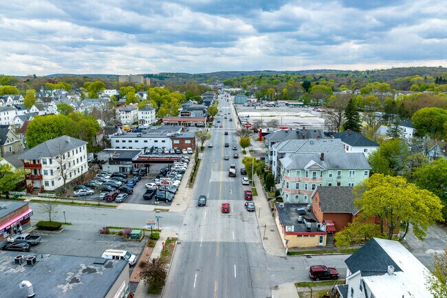 Park Avenue, an urban corridor that forms the neighborhood’s eastern border, features a variety of businesses.
