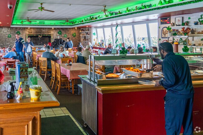 Dell Rhea's Chicken Basket serves fried-chicken dinners and housemade pizza.