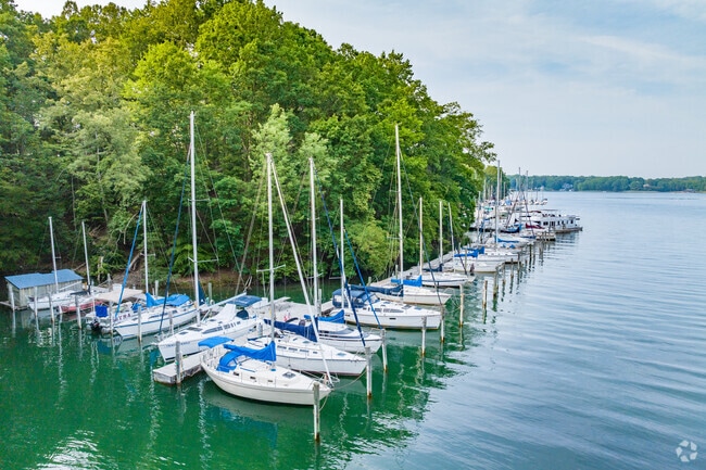 Pelican Point Yacht Club is a private marina located in Union Hall.