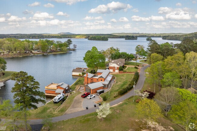 Lay Lake offers a variety of housing options near Sylacauga.