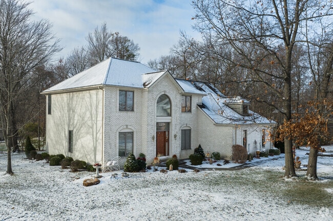 Find large multi-level homes with spacious yards at North Pointe Woods in Fort Wayne.