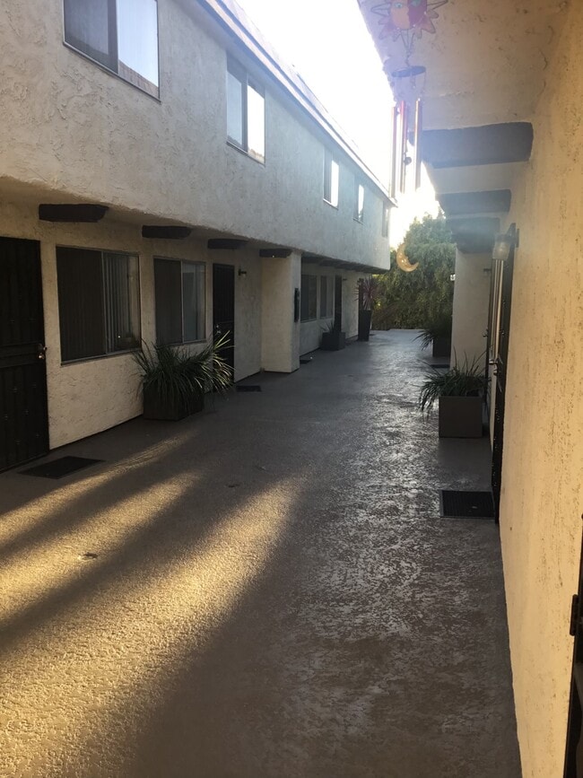 COMPLETELY REMODELED TOWNHOUSE FOR RENT 34453555 Sawtelle Blvd, Los