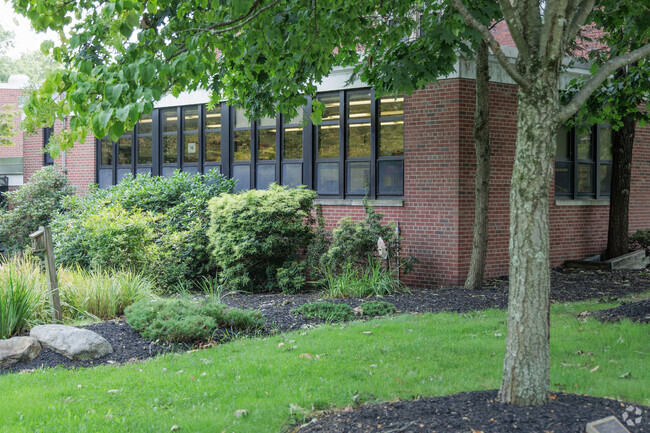 Berkeley Avenue Elementary School serves students in grades K-5 .