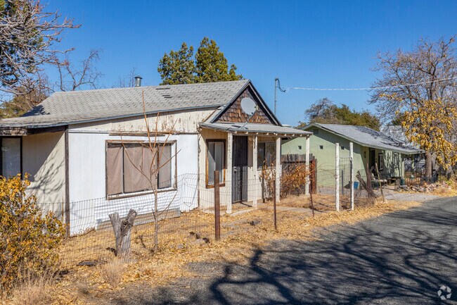 Many of the homes in the oder part of Yarnell are smaller than new builds.