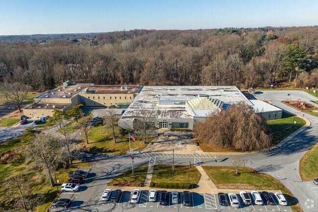 Hillendale Elementary School has 373 students in grades K-5.