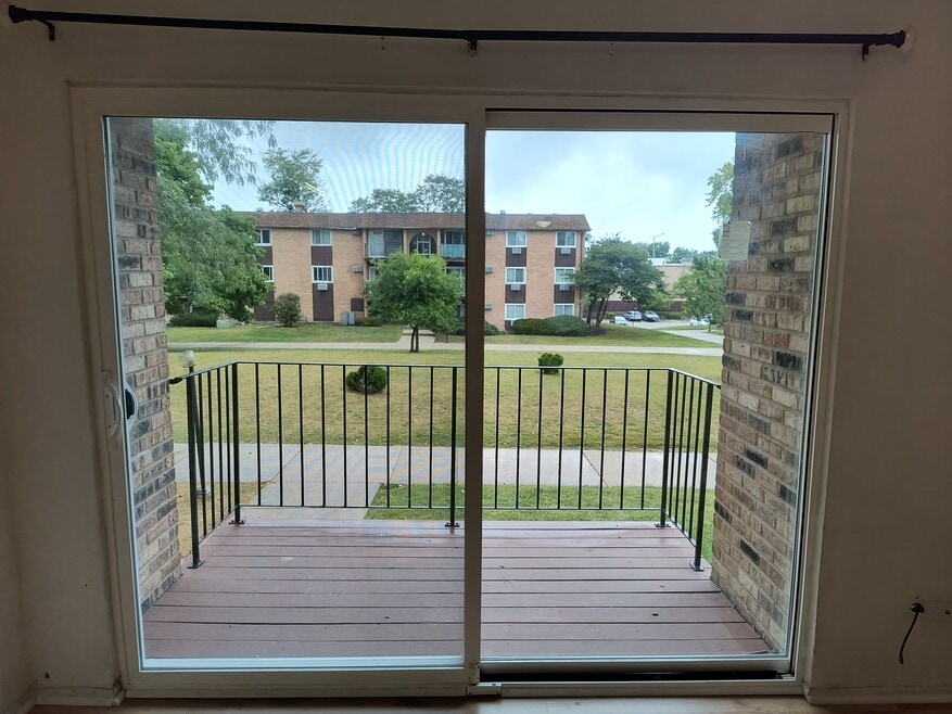 670 Hill Dr unit 209, Hoffman Estates, IL 60169 - photo 1