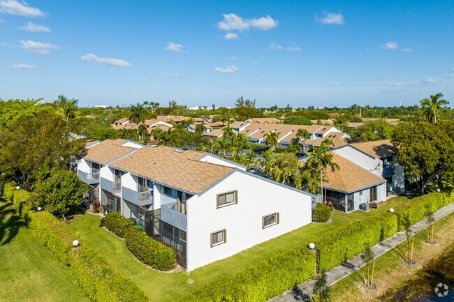 There are many options for condominiums in Royal Poinciana.