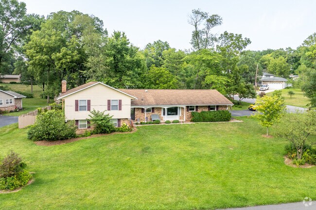 Properties around Vinton Woods feature large lots.