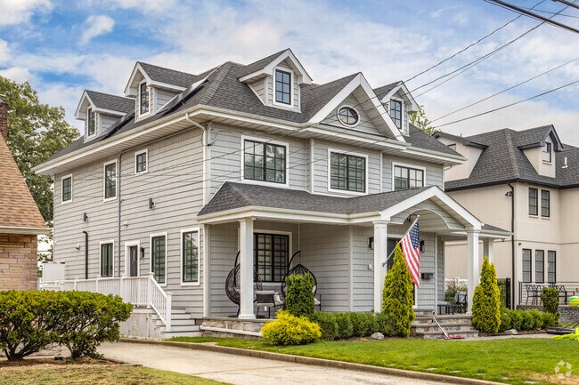 There are many neo-colonial style homes in Inwood, NY.