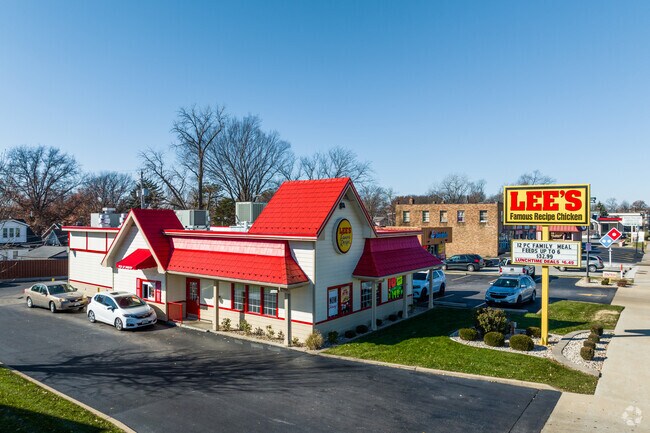 Lee's Famous Recipe Chicken serves delicious freshly fried chicken in Velda Village Hills.