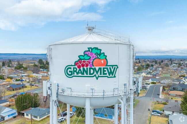 With a population around 10K, Grandview caters to a rural lifestyle in wine country.