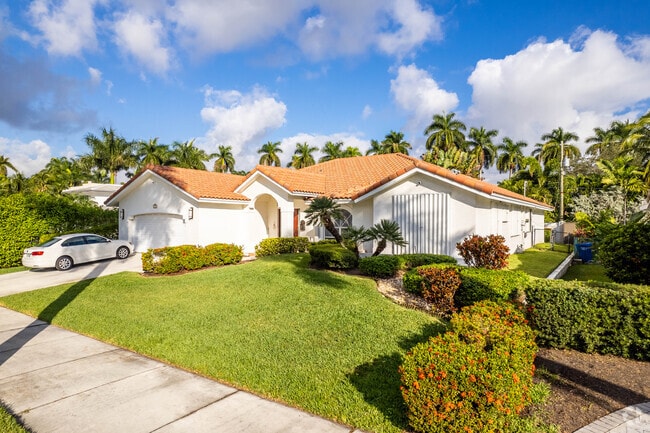 Many homes in Downtown Hollywood offer large front and back yards.