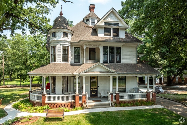 A few large Queen Anne homes can be found along Pennsylvania Avenue in Union Park.