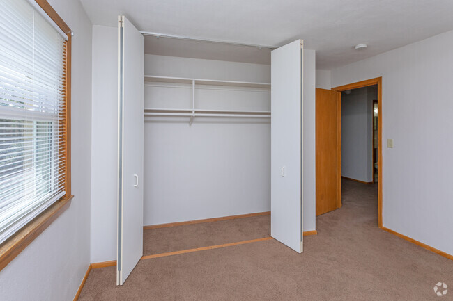 2BR, 1BA - 894SF