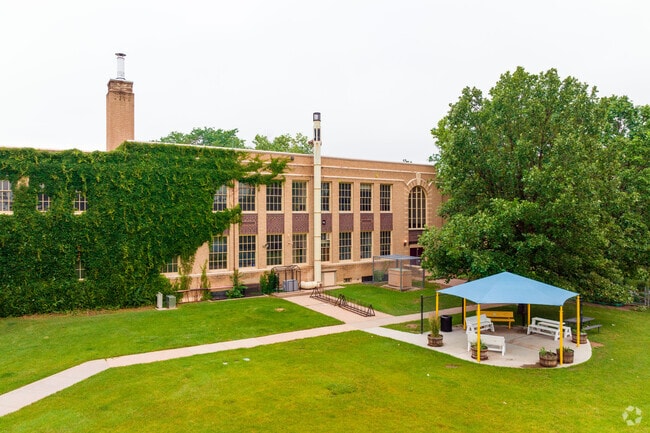 Steck Elementary has an outdoor picnic area for its students.