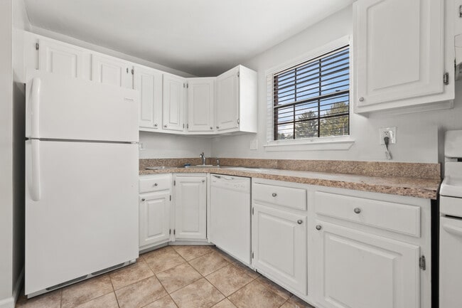 340 Charter Oak St unit D, Manchester, CT 06040 - photo 2