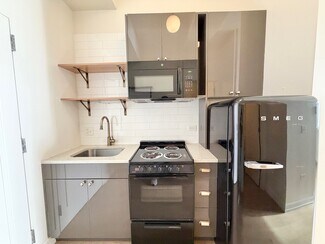 102 W Chicago Ave, Chicago, IL 60654