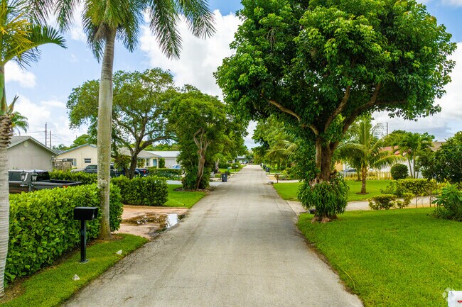 Paukl Mar residential street with single family homes.