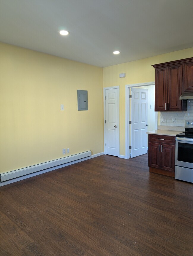 135 Montgomery Ave unit 2nd FL, Staten Island, NY 10301 - photo 3