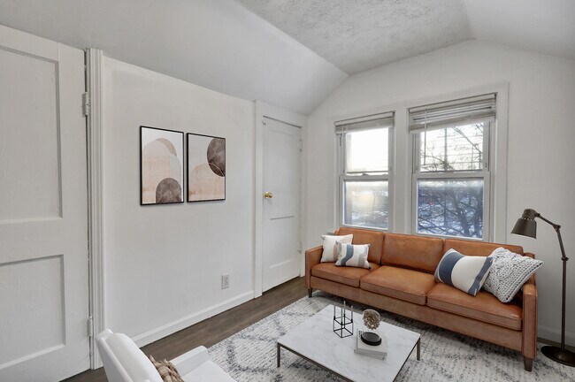 1039 S Pennsylvania Ave unit 2 - Up, Lansing, MI 48912 - photo 2