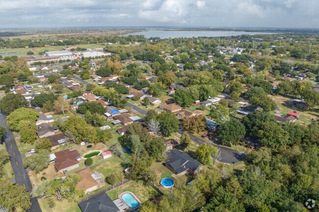 Mature oak trees are a common sight in the Highlands, Texas area.