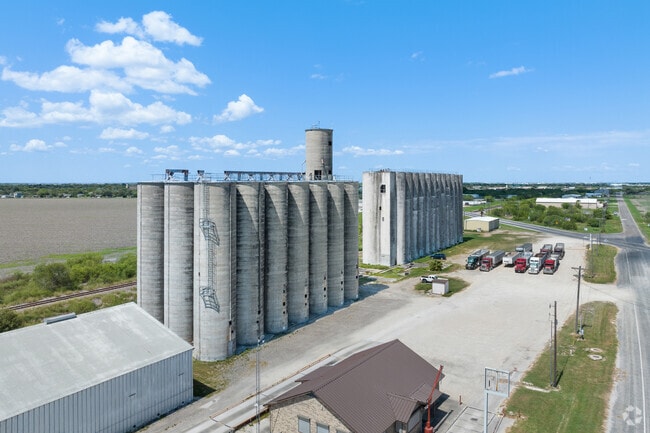 Here you can find the remnants of the old farmer life with very tall silos in Robstown.